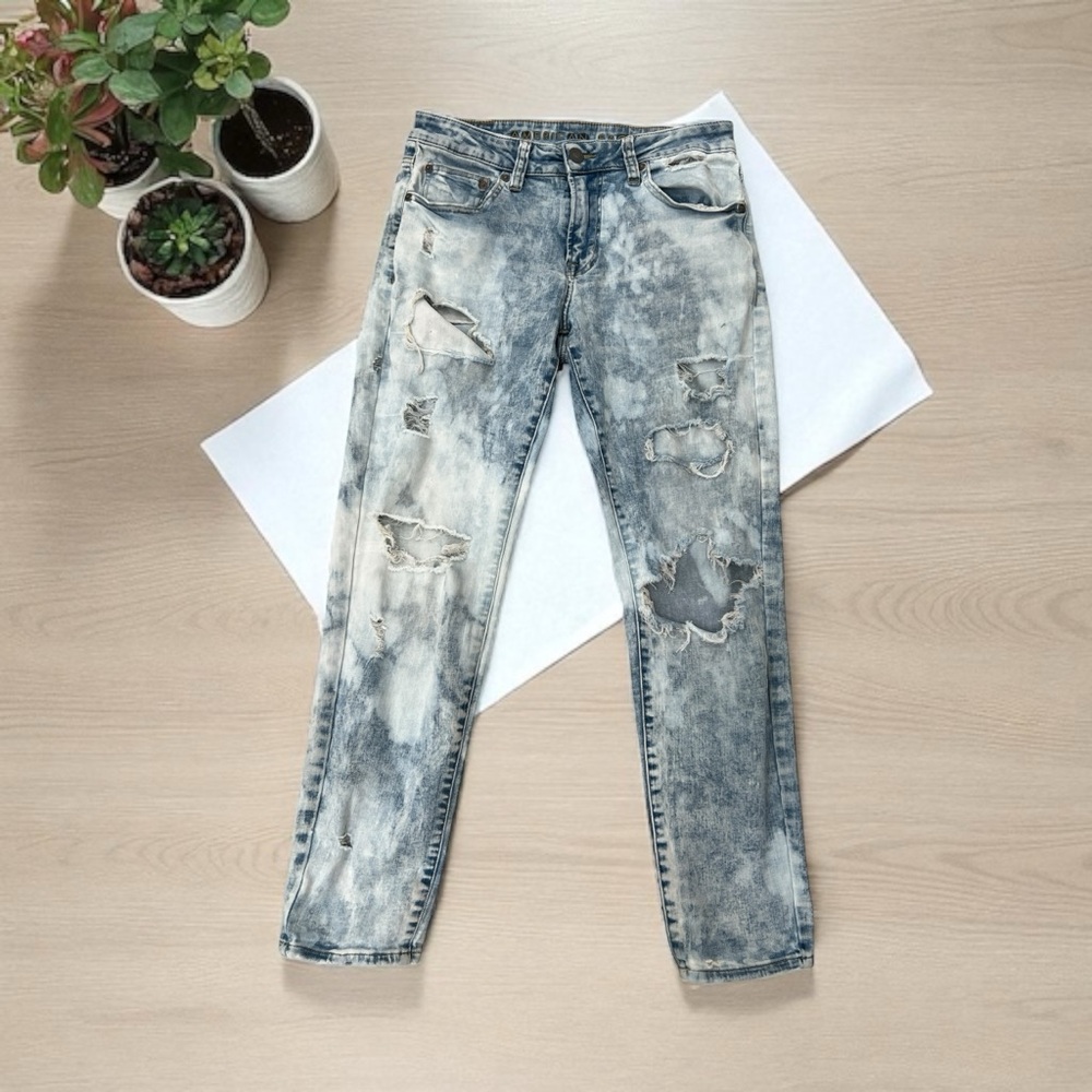 American Eagle Outfitters Blue Straight Leg Ripped Jeans size 31” Waist 28” Leg